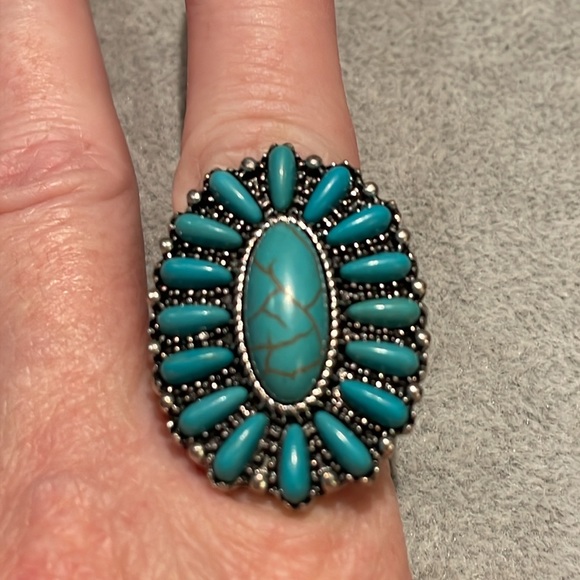 Turquoise Southwest Stretch ring Size 9-10 - Picture 4 of 6